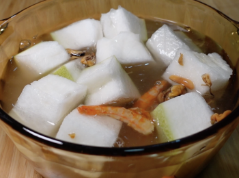 step5: 將陳皮、熟薏米、冬瓜肉、冬瓜瓤、冬瓜籽、淡菜、蝦乾和少許湯水加入湯鍋，加水大火煮滾，轉小火煲45分鐘，關火後再焗15分鐘，加鹽調味