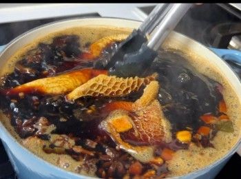 step5: <span class="group_2">鹵水汁</span>滾起後，加入金錢肚、牛筋和豬大腸，用中火煮1小時。