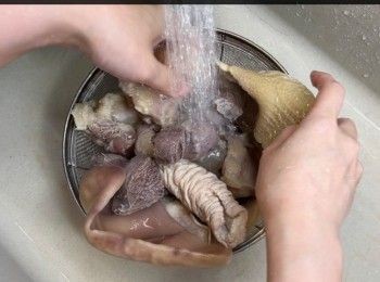 step2: 將完成汆水的的<span class="group_1">食材</span>隔水，再徹底沖洗乾淨。