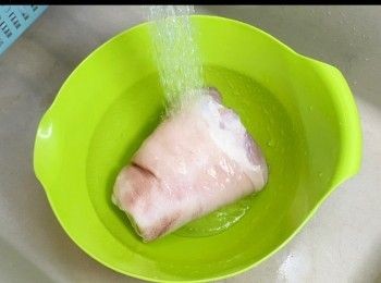 step1: 將豬手解凍和清洗乾淨。