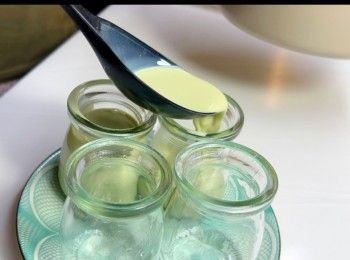 step6: 離火後，將溶液平均倒進每個約100毫升的布甸杯內。放進雪櫃雪最少5小時至凝固。