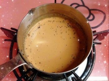 step7: 將蛋用溫熱水（大概50°）浸泡10分鐘（水溫不可超過50°，以免雞蛋燙熟），再加入糖，用電動打蛋器以「5-6 檔」打至呈忌廉狀（呈現有紋路的狀態，如糊狀般質地細緻有光澤；拿起打蛋器不易滴落，畫出的花紋亦不會很快消失；打發時間約3分鐘）