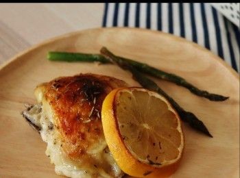 step1: 將雞腿兩面加入鹽、黑胡椒、蒜粉和洋蔥粉調味。放置1小時。別忘了把皮翻起來調味。
洋蔥切成四瓣、剝皮&拍碎大蒜、將檸檬切成片。蘆筍切段