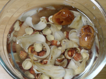 step1: 紅蓮子、百合和椰棗用水洗2-3次，椰棗浸泡10分鐘，紅蓮子和百合浸泡30分鐘；陳皮洗乾淨，浸軟，刮囊