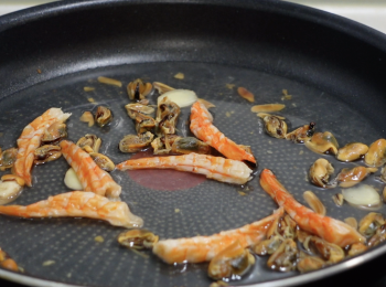 step3: 薑洗淨，切片；鑊加少許油，加薑片，加淡菜，翻炒幾下，加蝦乾，翻炒幾下，加100毫升熱水，中火煮滾2分鐘，挾起薑片，關火備用