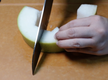 step4: 冬瓜用水洗乾淨，擦乾淨冬瓜皮，切開冬瓜瓤和籽，再將冬瓜肉切塊