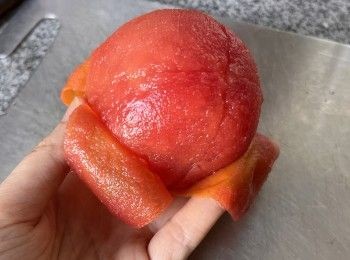 step3: 煮沸一鍋水，把番茄頂部向上地放進去，水要高過番茄，加熱10秒後把番茄浸冰水冷卻、去皮備用。