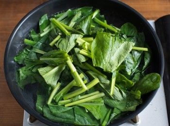 step1: 首先將小松菜洗淨、切段後，下鍋汆燙。
