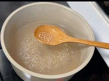 step1: 於煲內加入800毫升的清水，以大火煮滾（清水的份量最少是西米份量十倍或以上）然後加入西米，轉中細火煮8分鐘至半熟。半熟後，熄火焗13-15分鐘至全透明。