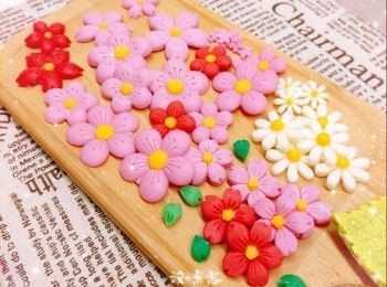 step16: 朱古力筆用熱水坐溶，唧入模具中，放進雪櫃冷藏至凝固，脫模，即可