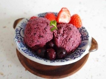 step2: 將三種材料放入攪拌機或食物處理器內，攪拌至均勻即可。也可以加入生果粒，更有口感