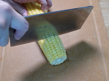 step2: 粟米洗淨、切塊，剖半更易釋出味道；粟米鬚用粟米衣包著，綁起來
；紅蘿蔔洗淨、削皮、切塊