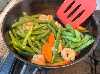 step5: 然後把蔬菜回鍋，加入調味料調味和炒勻後即可上碟。