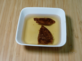 step2: 陳皮洗淨，浸軟，陳皮刮囊，保留浸陳皮的水；椰棗用水洗乾淨
浸泡10分鐘；