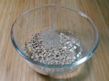 step1: 生薏米白鑊小火炒至微微金黃，用水洗2-3次，用水浸泡30分鐘，浸完瀝水備用