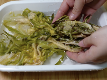 step1: 霸王花用水洗1-2次，，浸泡至軟身，，倒掉水再每棵仔細清洗，壓乾水分，剪掉尾端硬的位