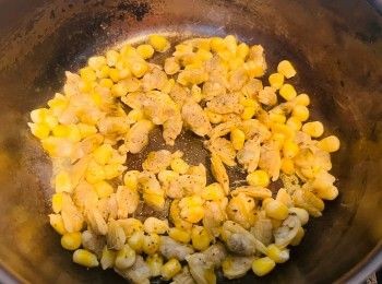 step3: 燒熱鍋、下少許油，待油加熱好便把蜆肉和粟米粒炒香，並加入少許鹽和黑胡椒碎調味，繼續炒至熟透、取出備用。