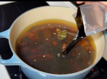 step4: 加入鹵水醬料包。