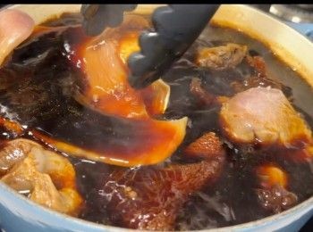 step6: 1小時後，加入豬耳和<a href="https://bit.ly/3uTwVKG" target="_blank" data-keyword="雞腎" class="guide-link"><strong>雞腎</strong></a> <span style="display:inline-block;vertical-align:middle;margin-top:-3px;color:initial;border-radius:3px;padding:2px 3px;font-size:12px;line-height:14px;background:#87d300;color:#fff;">即買</span> ，繼續以中火煮30分鐘。