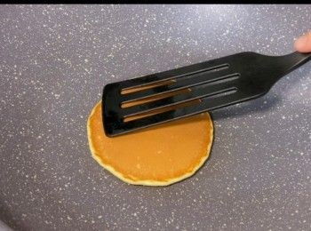 step8: 開蓋後，反轉煎另一面約2分鐘。