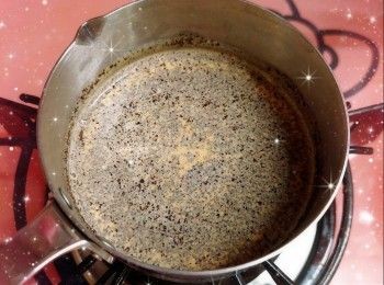 step5: <span class="group_2">海綿蛋糕層</span>： 1. 先將鮮奶煮至冒煙（邊煮邊攪拌），加入伯爵茶葉，熄火，蓋上蓋子，燜焗約20分鐘