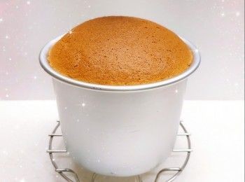 step11: 先將已脫模的海綿蛋糕平均切片（先從底部開始切片；只需3片便可；蛋糕片厚度必需相約），在底部的一片（底部的一片蛋糕片承托力較好）均勻的塗上一層忌廉夾餡