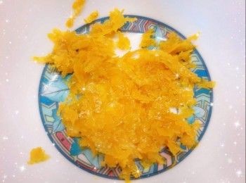 step1: <span class="group_1">撻皮</span>： 1.先將橙皮和糖拌勻，再用手指搓揉出橙皮的精油（有助讓橙皮的香氣充分釋放出來），備用