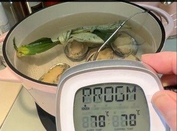 step6: 梅頭肉粒依次序伴入胡椒粉 - 黃糖 - 生抽 - 鷹粟粉 - 水 - 油醃約半小時。（唔使太過重味只係畀小小底味)
