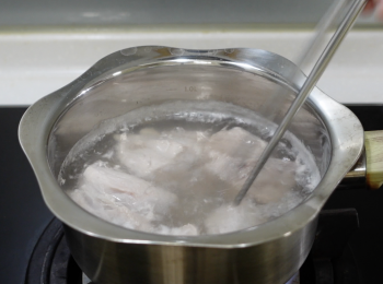 step4: 瘦肉剪小塊，洗淨，汆水，再用水洗淨