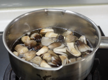 step3: 草菇用水洗乾淨，用刀刮掉髒污，切小塊，煮一鍋水，加鹽，將草菇汆水2-3分鐘