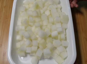 step4: 冬瓜洗乾淨，切掉冬瓜皮，去冬瓜瓤和冬瓜籽，將冬瓜肉切粒；薑
洗淨、切片