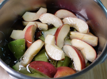 step5: 除了瘦肉和新鮮無花果，將其他材料放入湯鍋，加水，大火煮滾，轉小火煲1小時，加入瘦肉和新鮮無花果，小火再煲1小時