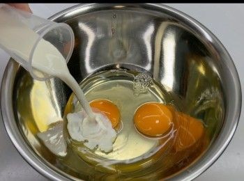 step1: 於大碗中加入雞蛋、牛奶、砂糖和鹽。