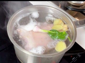 step2: 將豬手進行汆水，冷水放入豬手、蔥、薑片和米酒，然後開大火煮滾，將豬手的腥味和血水逼出。