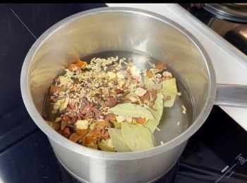 step4: 準備<span class="group_2">白鹵水汁</span>，於煲中加入1000毫升的清水，倒入李錦記特級鹵水香料包，開大火煮滾後熄火，然後蓋上煲蓋，焗一小時至出味。