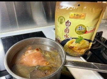 step6: 放入已汆水的豬手，以中火煮一小時。