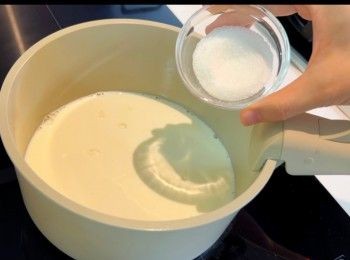 step3: 將餘下的牛奶倒進小煲內，加入砂糖，開細火煮溶。