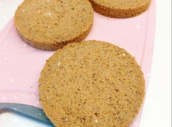 step13: 然後舖上另一片蛋糕片，塗上一層忌廉夾餡