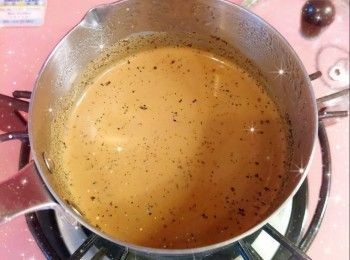 step1: <span class="group_1">忌廉夾餡和抹忌廉裝飾（約500 g）</span>： 1. 先將鮮奶煮至冒煙（邊煮邊攪拌），加入伯爵茶葉，熄火，蓋上蓋子，燜焗約20分鐘 2. 隔去伯爵茶葉（隔渣後的伯爵奶茶大概40 ml），再加入伯爵茶葉（4 g），拌勻，放進雪櫃冷藏，備用