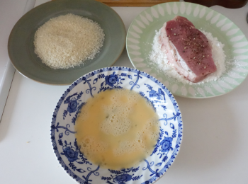 step2: 將豬排沾上麵粉，然後沾蛋液，再沾滿麵包粉