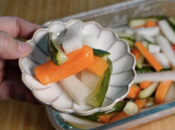 step6: 經過一晚醃製，白蘿蔔完全沒有辛辣味，甜甜酸酸，再醃久一點會更入味