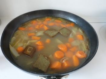 step4: 咖喱汁做法：熱鍋下油，炒洋蔥至半熟，再加入甘荀、馬鈴薯和水，煮約8分鐘或至材料軟身。煮沸後加入咖喱磚，拌勻