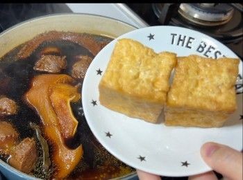 step7: 最後加入炸豆腐，當<span class="group_2">鹵水汁</span>再次滾起後熄火，蓋上煲蓋焗30分鐘。