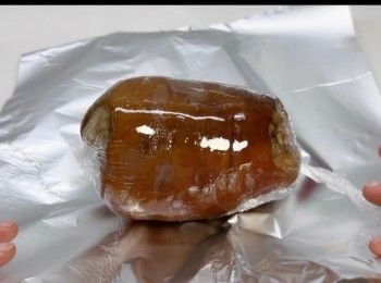 step8: 用保鮮紙反覆包裹，盡量將裏面多餘的空氣排出，捲實，最後以錫紙固定。
