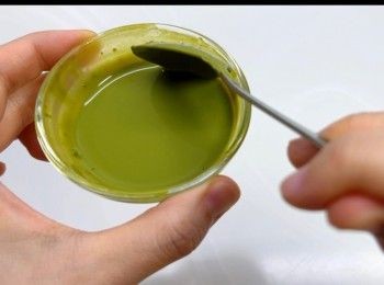 step2: 取出大約三湯匙的牛奶，與抹茶粉勻和。