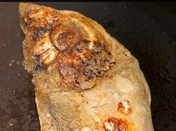 step6: 燒紅鑊，下油小火將魚頭部份兩面煎香，盛起。