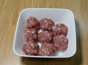 step1: 新鮮豬肉碎用鹽、豉油、糖和油醃，醃15-20分鐘，搓成鮮肉丸