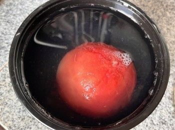 step5: 把番茄放在盒中，加入檸檬蜜糖和適量飲用水至蓋過番茄，並放進雪櫃冷藏至少12小時即可。