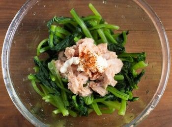 step3: 將小松菜與沙拉醬、鮪魚罐、辣椒粉混合均勻。