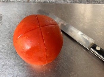 step2: 先洗淨番茄、去蒂，在番茄底部切一個十字。